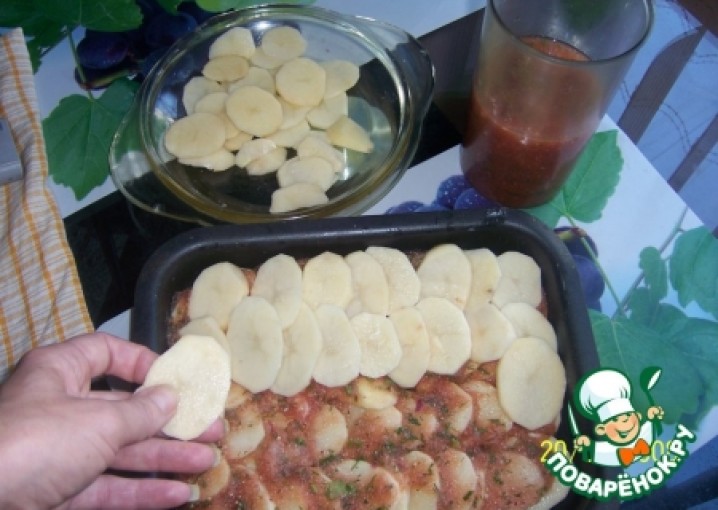Шницель капустный с запеченным картофелем в пряной томатной заливке