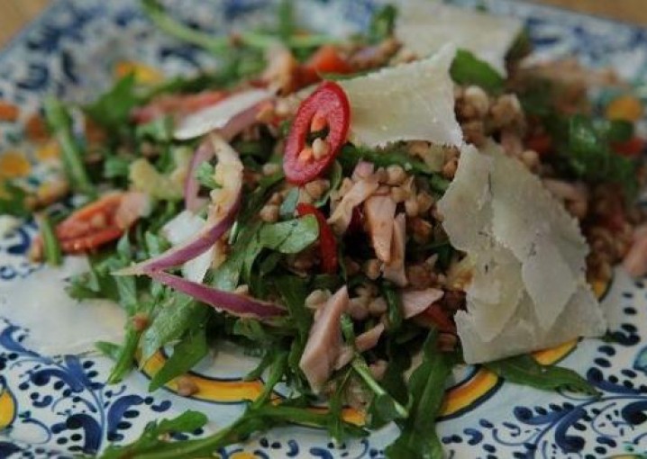 Рецепт - салат из гречки с копченой курицей, помидорами и руколой