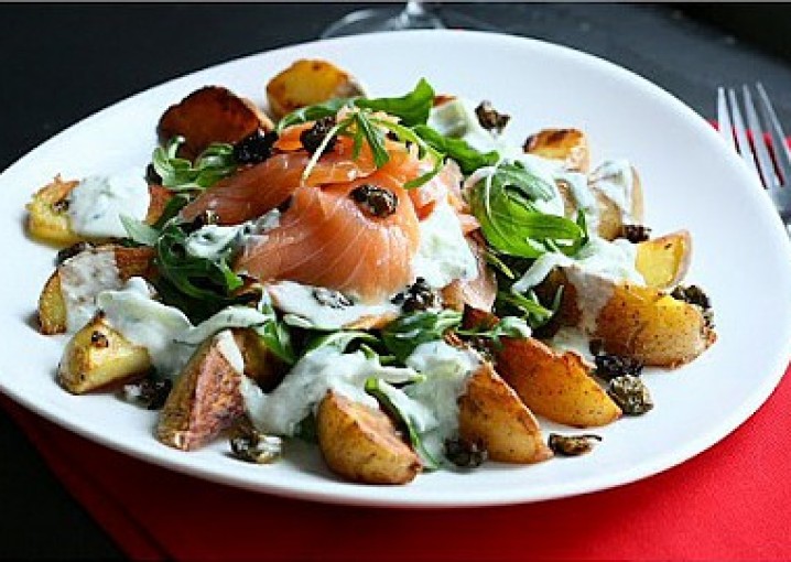 Рецепт - салат из копченого лосося с картофелем и каперсами