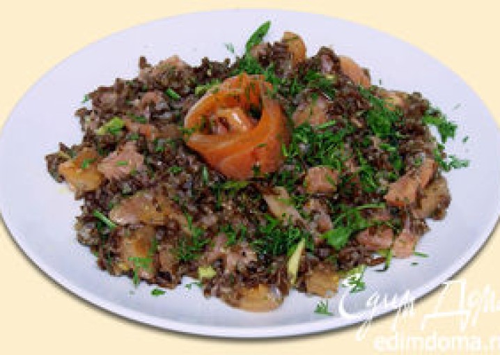 Рецепт - салат из красного риса с форелью