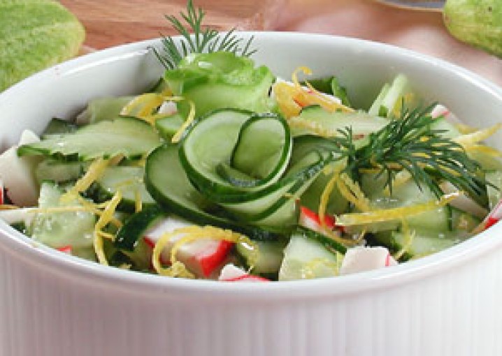 Салат из свежих огурцов с крабами