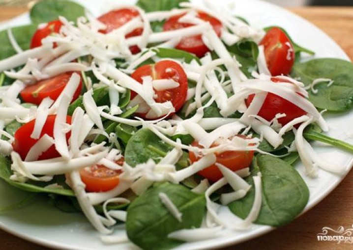 Салат со шпинатом и помидорами черри 