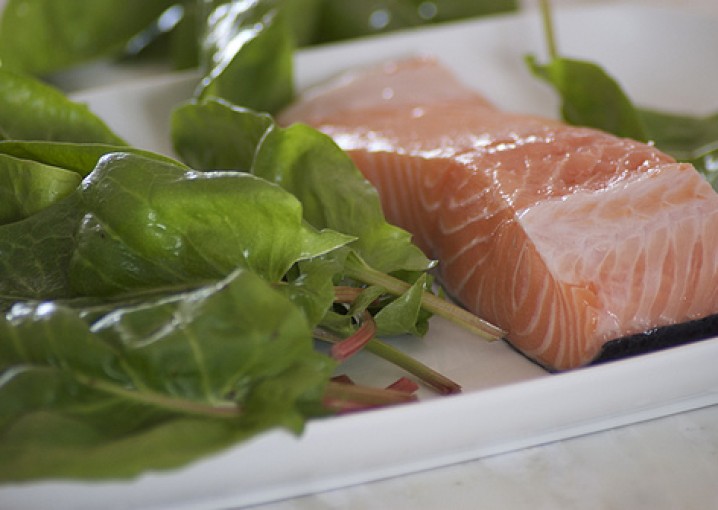 Холодный лосось с зеленым маслом (Saumon au beurre vert)  - рецепт