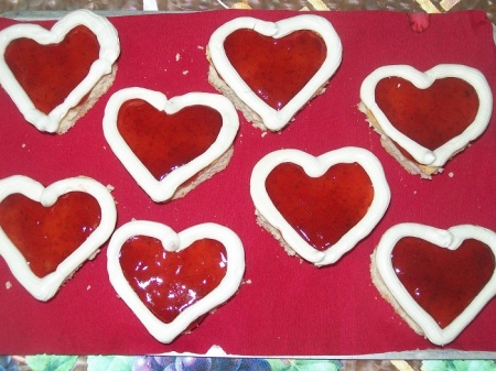 Бисквитные пирожные «Валентинки». Прекрасный рецепт десерта на 14 февраля. 