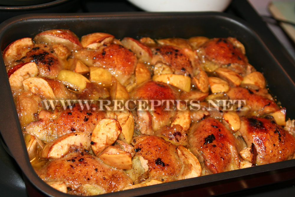 Цыпленок с картофелем и яблоками