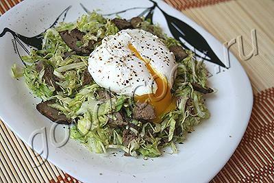 Рецепт - капустный салат с куриной печенью и яйцом-пашот