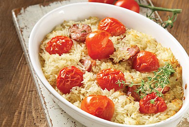 Рецепт - рис, запеченный с помидорами и свиными колбасками