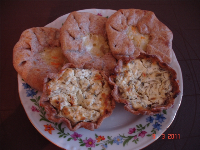 Рецепт - калитки (Карельские ржаные пирожки) с вишней в творожной заливке