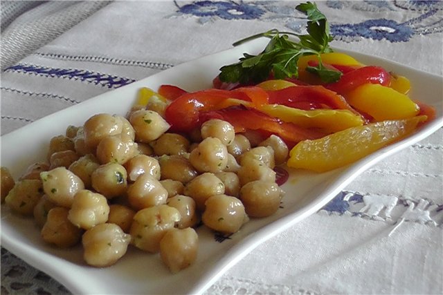 Рецепт - каталонский перечный салат с нутом и пикадой