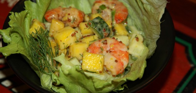 Рецепт - новогодний салат из манго с креветками