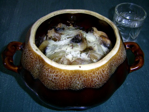 Рецепт - пельмени с грибами в горшочке