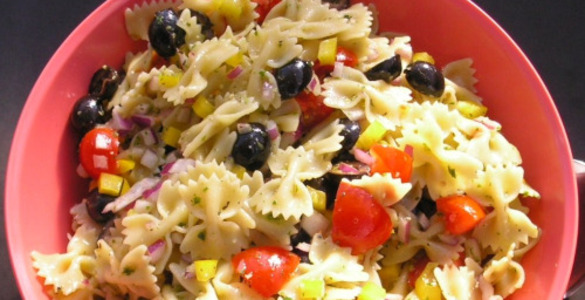 Рецепт - итальянский салат с макаронами и сыром