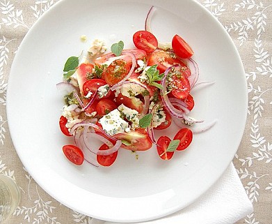 Рецепт - салат из помидоров, красного лука и феты