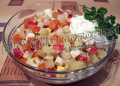 Картофель с салатом из редиса и яиц