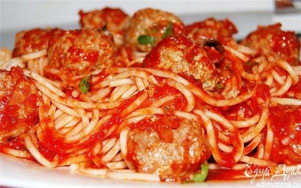 Спагетти  с паровыми тефтельками под томатным соусом