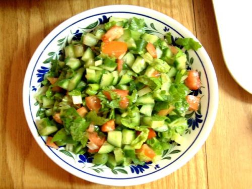 Рецепт - салат из редиса, ревеня и огурца