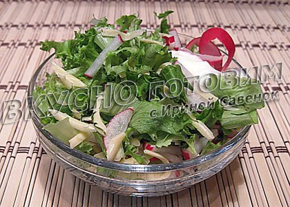 Рецепт - зеленый салат с редисом и твердым сыром
