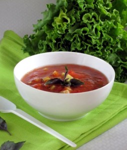 Холодный томатный суп с рыбой и свежими огурцами