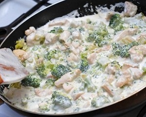 Рецепт - филе лосося с брокколи в сливочном соусе