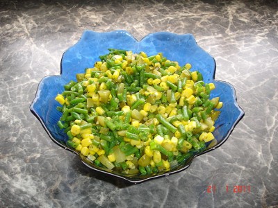 Салат из фасоли с кукурузой и огурцами