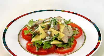 Салат из макрели с анчоусами и сыро