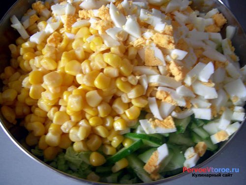 Салат слоеный из сельдерея, кукурузы и других овощей
