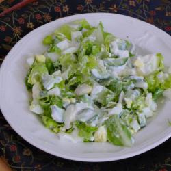 Зеленый салат с яйцом