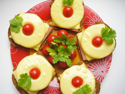 Рецепт - хрустящие тосты, запеченые с помидорами и сыром.